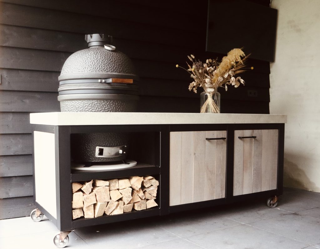 The Bastard Urban Large Solo in een kamado buitenkeuken, forest outdoor buitenkeuken